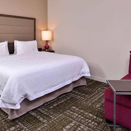 Hampton Inn & Suites Dallas Market Center Eksteriør billede