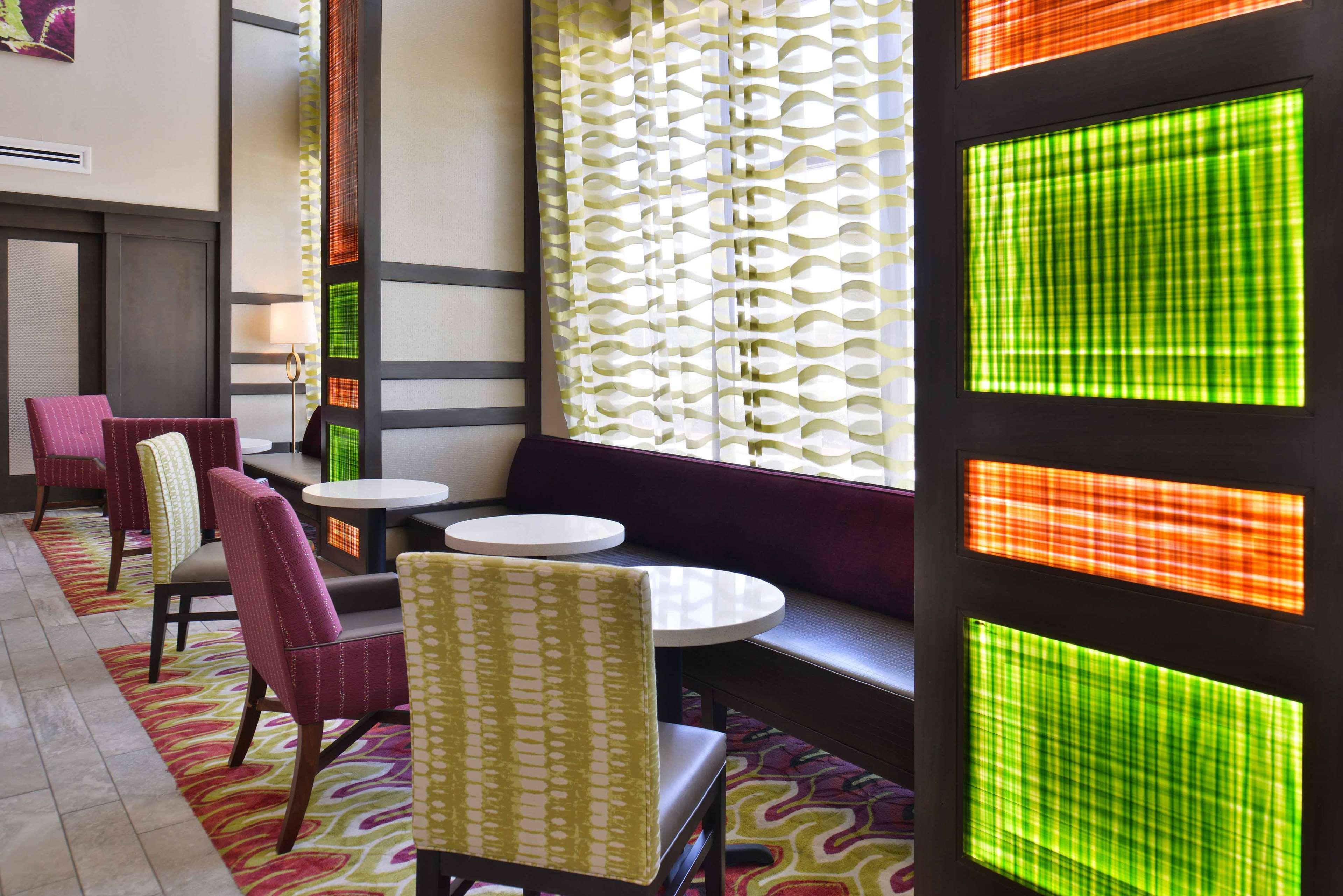 Hampton Inn & Suites Dallas Market Center Eksteriør billede