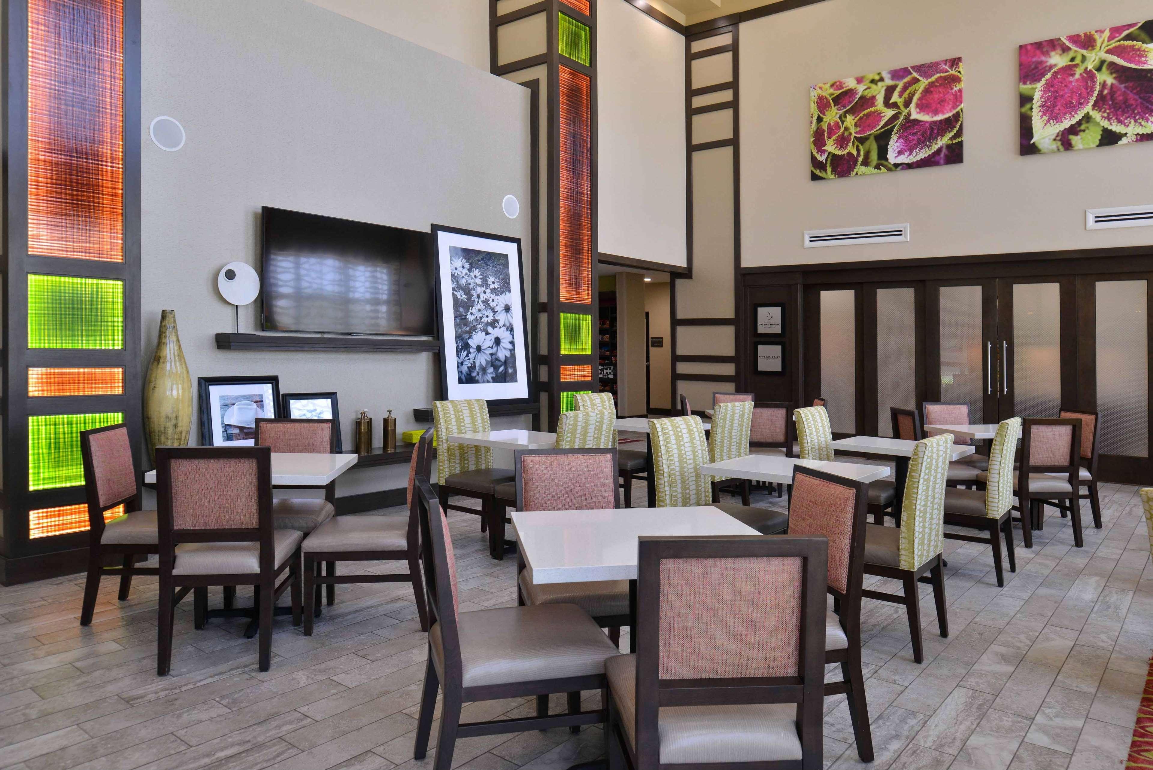 Hampton Inn & Suites Dallas Market Center Eksteriør billede