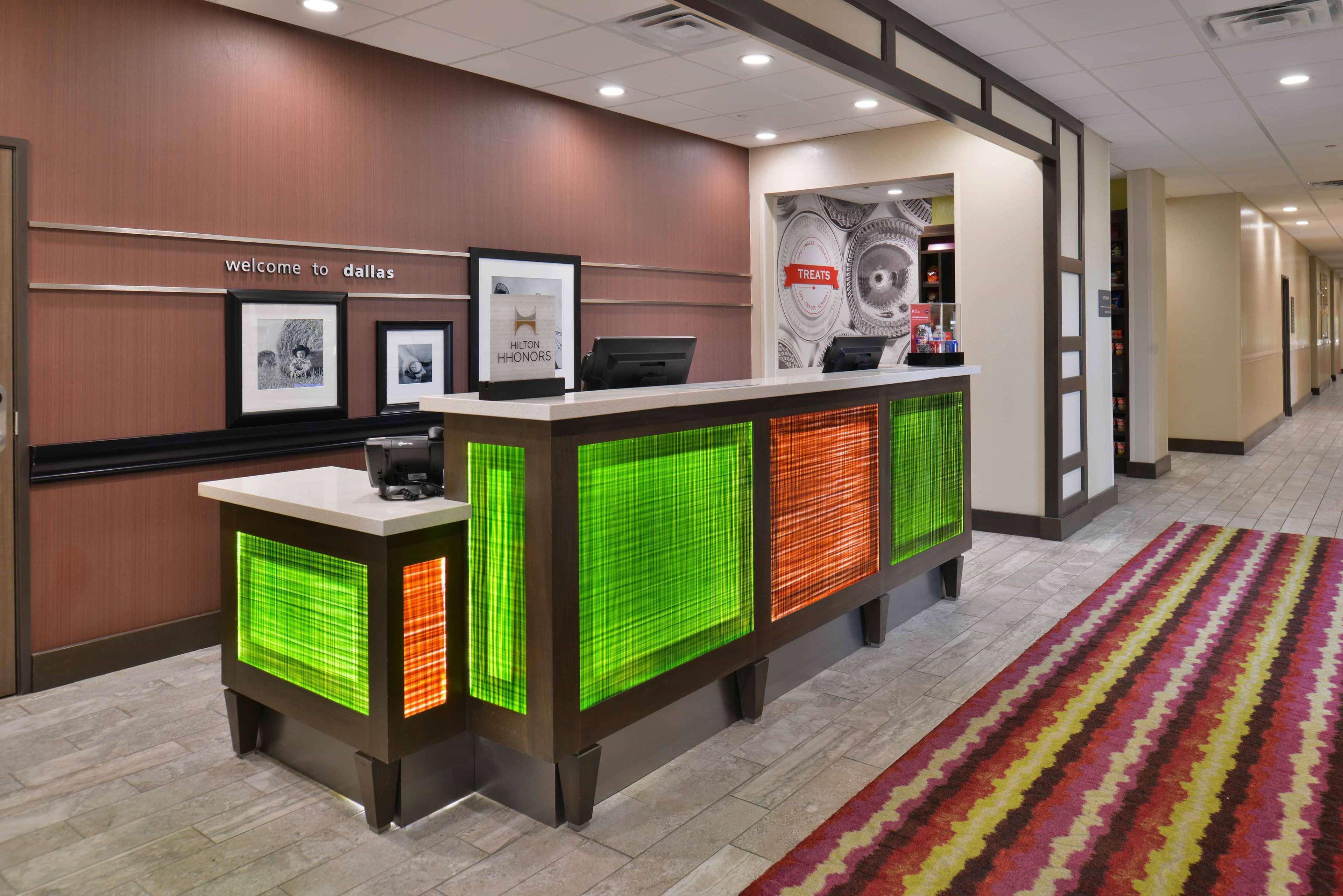 Hampton Inn & Suites Dallas Market Center Eksteriør billede