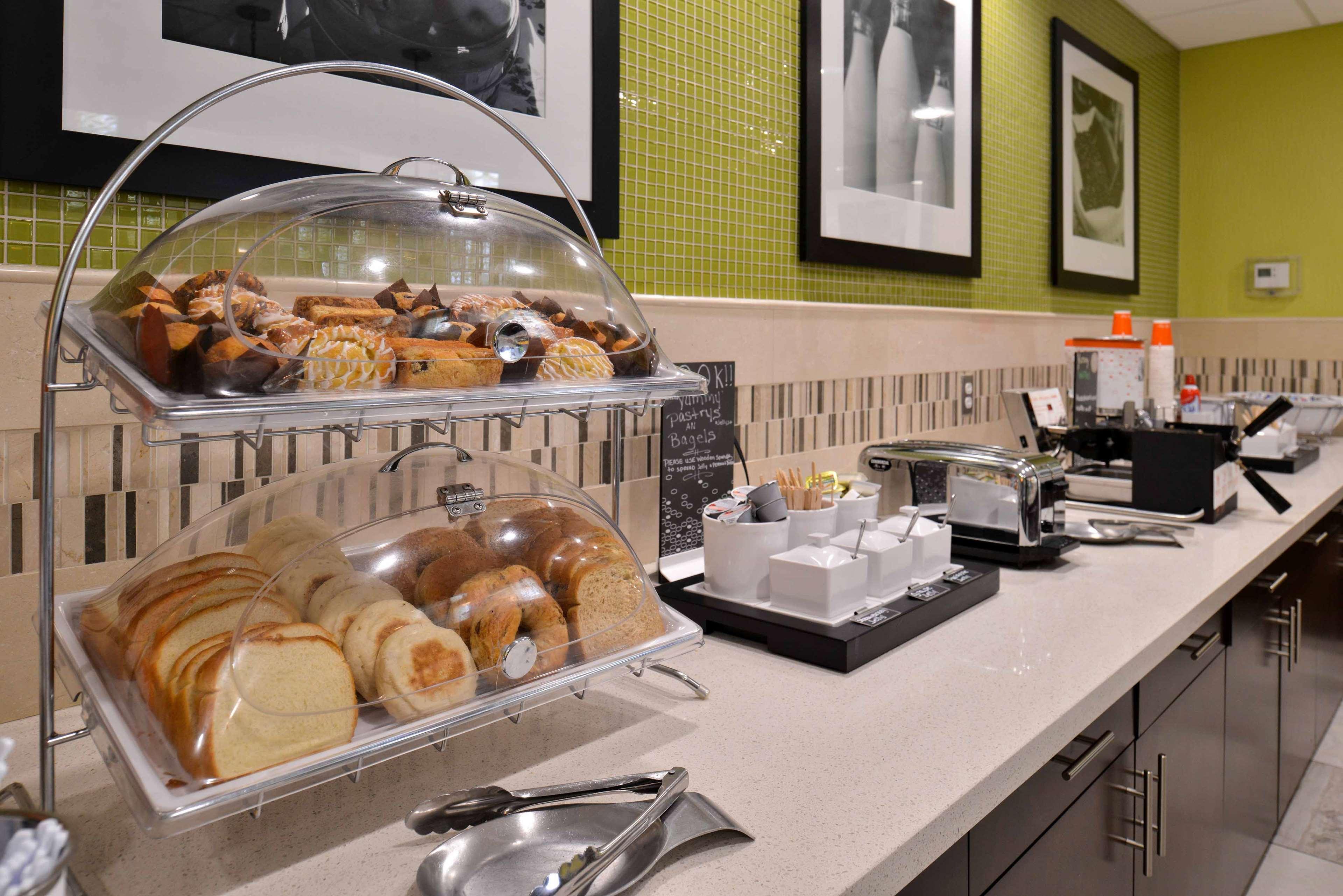 Hampton Inn & Suites Dallas Market Center Eksteriør billede
