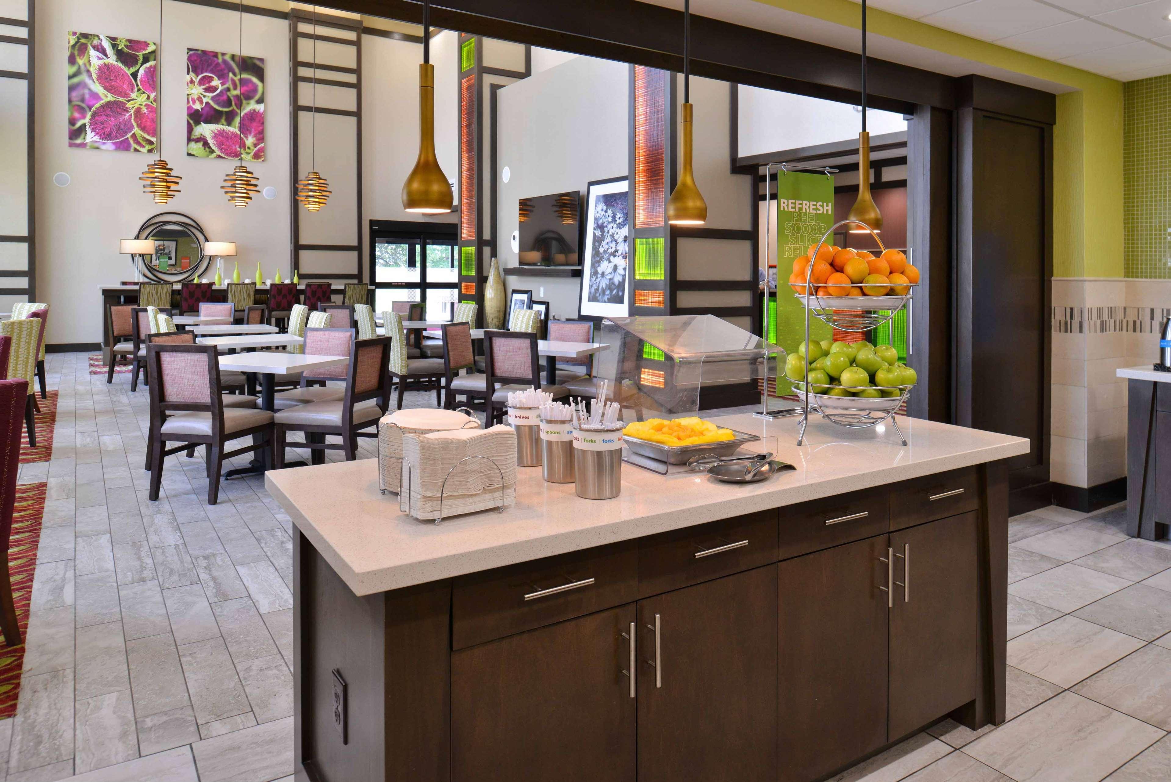 Hampton Inn & Suites Dallas Market Center Eksteriør billede
