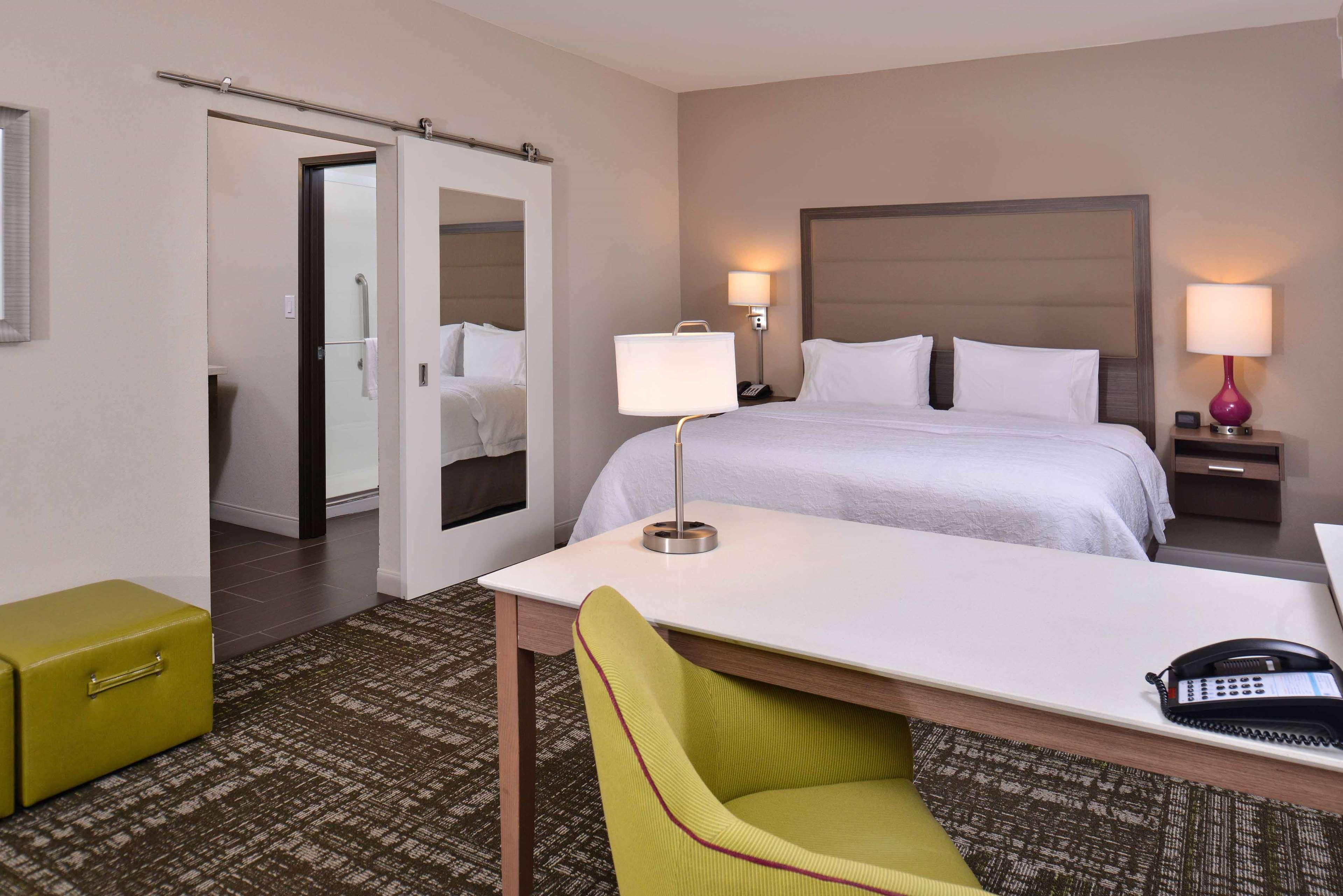 Hampton Inn & Suites Dallas Market Center Eksteriør billede