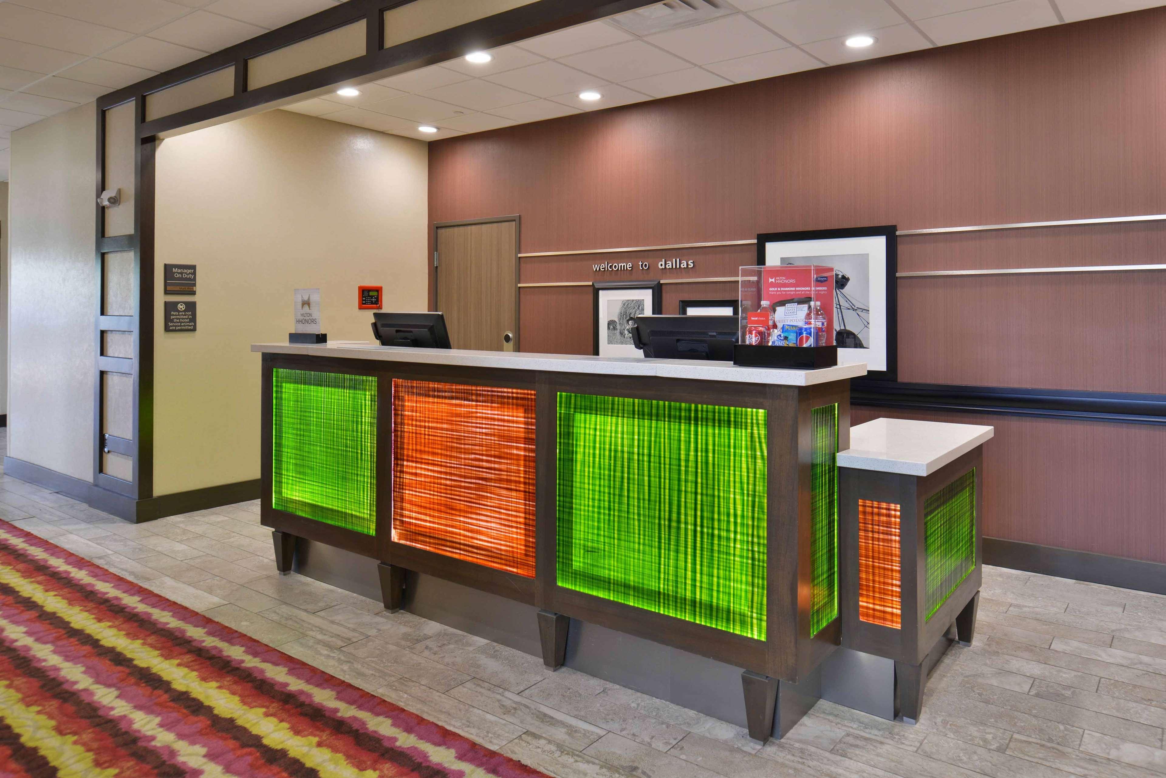 Hampton Inn & Suites Dallas Market Center Eksteriør billede