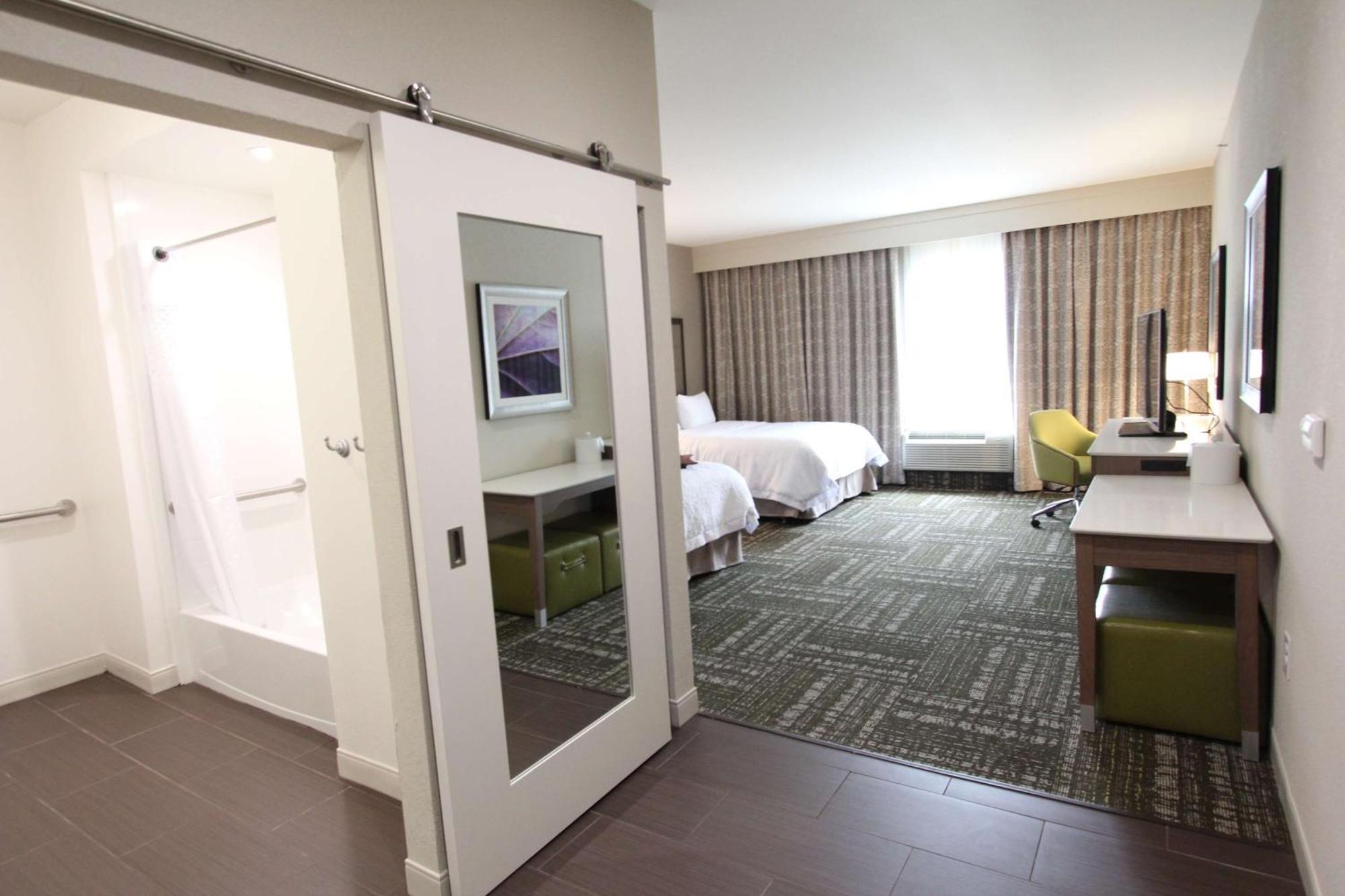 Hampton Inn & Suites Dallas Market Center Eksteriør billede