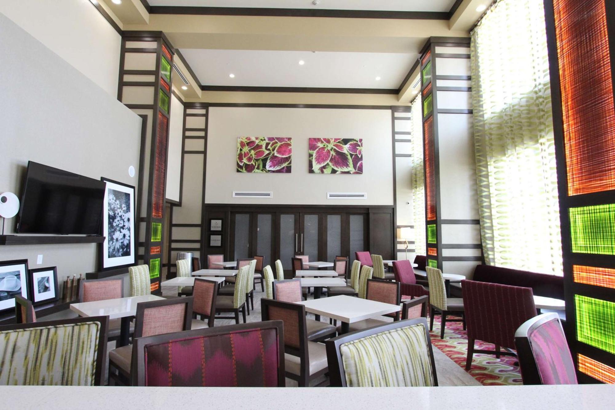 Hampton Inn & Suites Dallas Market Center Eksteriør billede